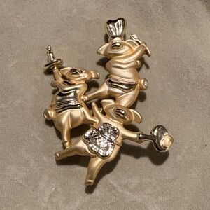 AJC Vintage Gold Tone Metal Brooch Signed Chef Cook Server 3 little Pigs Pin